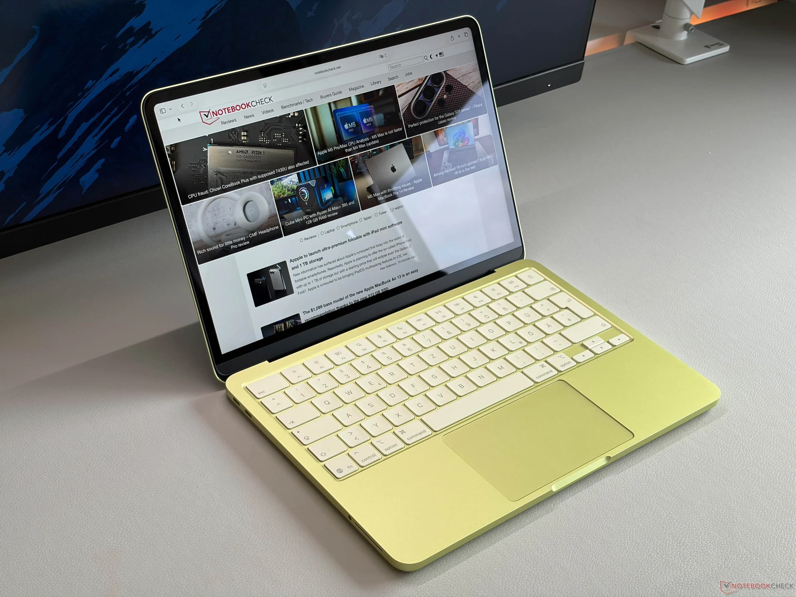 MacBook sleep battery drain reduced by pausing unused apps before closing lid