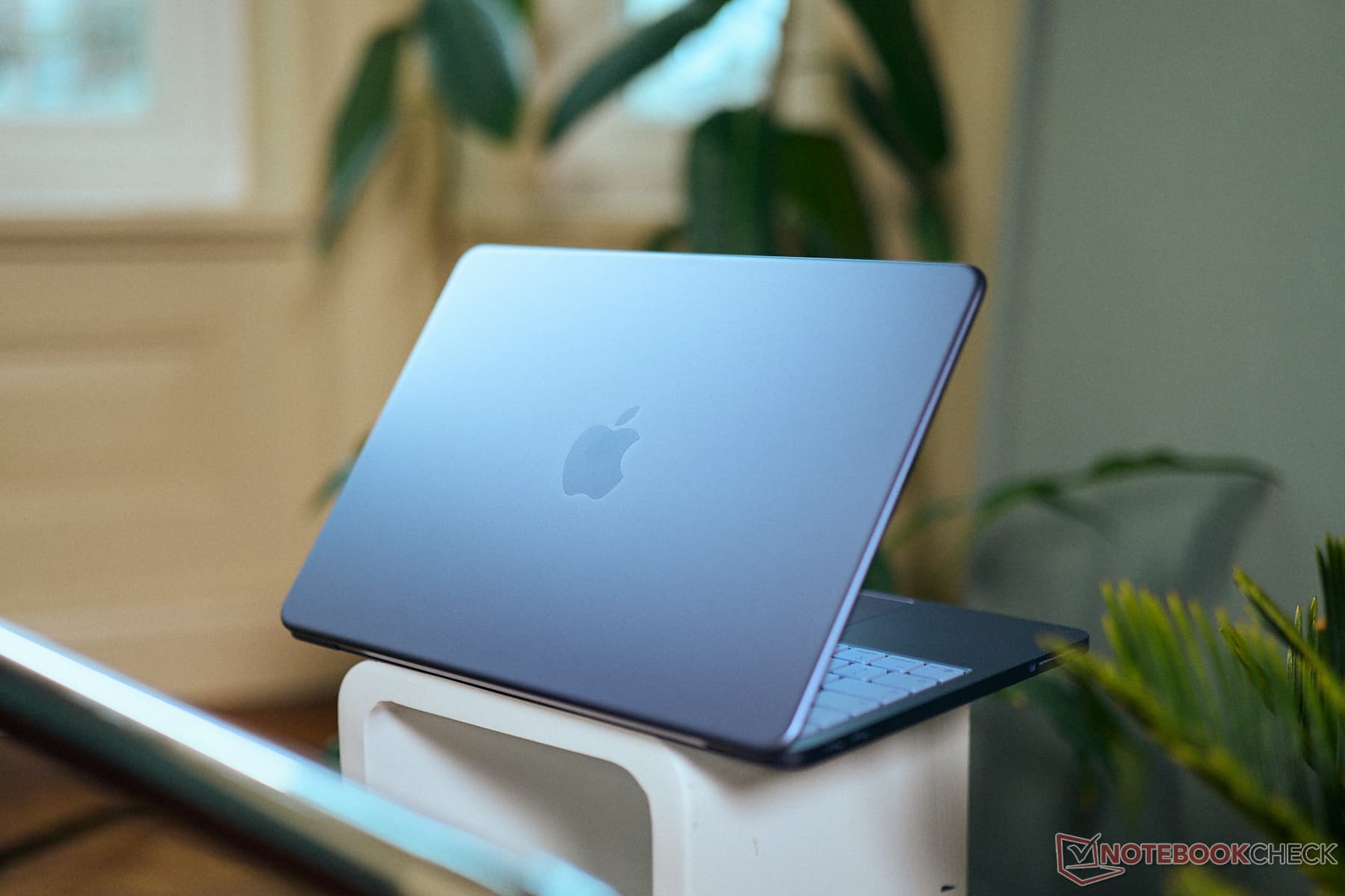 MacBook sleep battery drain reduced by pausing unused apps before closing lid
